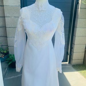 Vintage Beaded Ivory Lace Wedding Dress